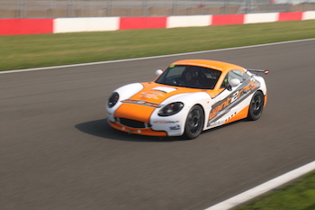 Dave Oldacre on track at Donington Park in a Ginetta G40